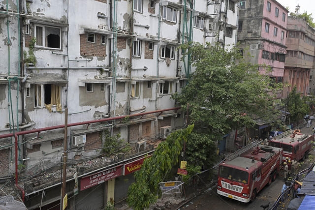 Para petugas pemadam kebakaran berkumpul di luar Hotel Rituraj, tempat terjadinya kebakaran, di Kolkata, India, Rabu (30/4/2025). Foto: Dibyangshu Sarkar/AFP