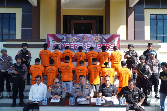 14 tersangka pengeroyokan dan penganiayaan hingga tewas di Desa Nanga Suruk diperlihatkan ke media saat konferensi pers di Polres Kapuas Hulu. Foto: Dok Polres Kapuas Hulu