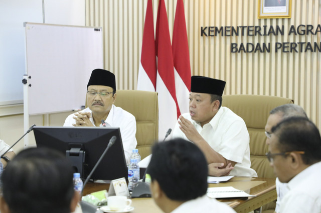 Menteri Sosial Saifullah Yusuf (Gus Ipul) bertemu dengan Menteri ATR/BPN Nusron Wahid terkait percepatan proses sertifikasi lahan pembangunan Sekolah Rakyat. Foto: Kemensos RI