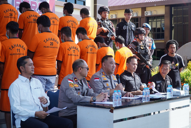 Kapolres Kapuas Hulu, AKBP Roberto Aprianto Uda memimpin konferensi pers kasus pengeroyokan hingga meninggal dunia terhadap tersangka pengeroyokan di Bunut Hulu.Foto: Dok Polres Kapuas Hulu