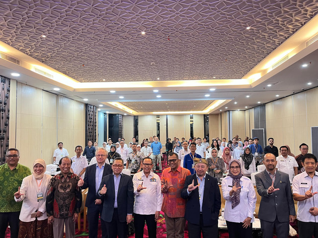 Pembukaan Simposium Internasional SDGs dengan tema “Urban Innovation & Collaborate for SDGs” yang diselenggarakan oleh Pusat Studi Tujuan Pembangunan Berkelanjutan (SDGs Center), bekerja sama dengan Pusat Pengembangan Inovasi dan Kewirausahaan | Foto: Eka Febriani / Lampung Geh