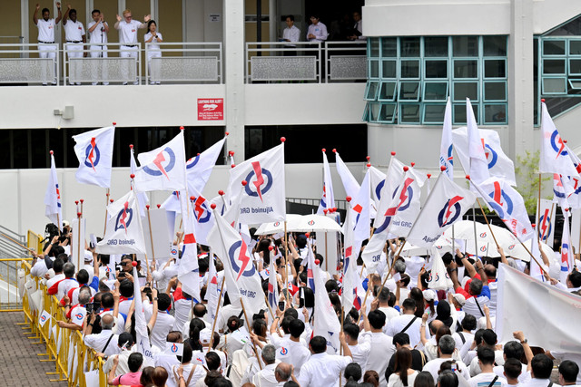 Perdana Menteri Singapura Lawrence Wong menyapa pendukungnya di pusat pencalonan menjelang pemilihan umum di Singapura, Rabu (23/4/2025). Foto: Edgard Garrido/REUTERS