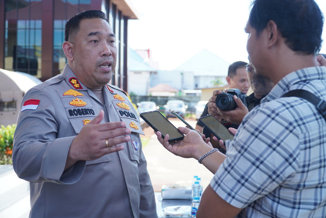 Kapolres Kapuas Hulu, AKBP Roberto Aprianto Uda memimpin konferensi pers kasus pengeroyokan hingga meninggal dunia terhadap tersangka pengeroyokan di Bunut Hulu.Foto: Dok Polres Kapuas Hulu