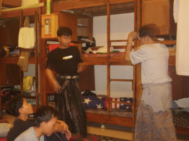 Anak-anak di ruang tidur bersama, bagian dari proses tumbuh yang membutuhkan bimbingan, bukan hukuman. Mereka butuh didengar, bukan didisiplinkan secara koersif. Sumber Foto: Dokumen Pribadi