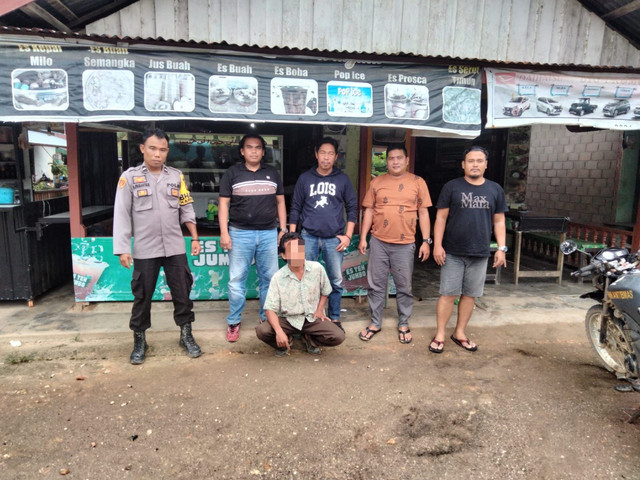 Pelaku pemerkosaan gadis disabilitas di Sanggau saat diamankan personel Polres Sanggau. Foto: Dok. Polres Sanggau