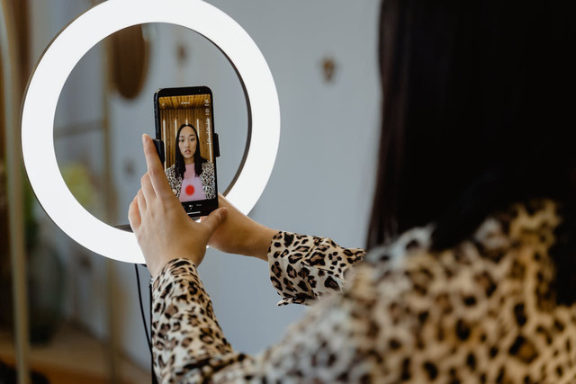 Ilustrasi untuk cara live TikTok. Sumber: pexels.com/MART Production
