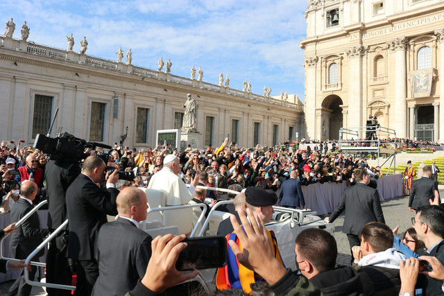 ilustrasi cara nonton film two popes. sumber: unsplash/clemens van lay