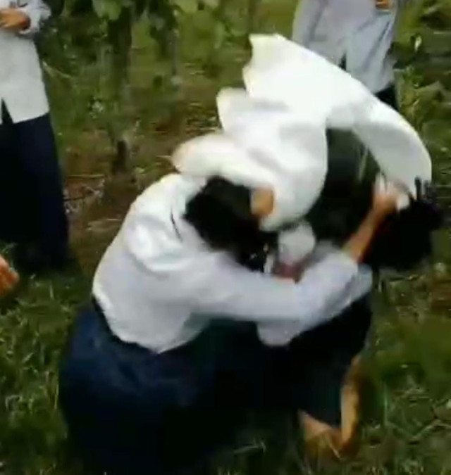 Saat dua remaja putri di Palembang berkelahi viral di medsos. Foto : Istimewa
