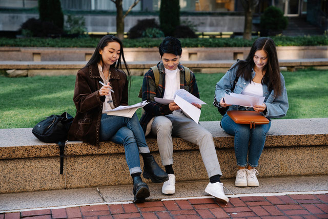 Ilustrasi ucapan happy semprolation untuk teman. Foto: Pexels