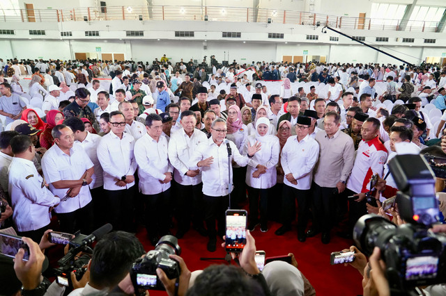 Menko  ulkifli Hasan  saat menyampaikan arahannya dalam Peluncuran dan Dialog Percepatan Musyawarah Desa Khusus (Musdesus) Pembentukan Koperasi Desa Merah Putih bersama Kepala Desa se-Jawa Timur, Gedung Jatim Expo Surabaya, Surabaya, Jawa Timur, Rabu (30/4/2025). dok Kementerian Koordinator Bidang Pangan