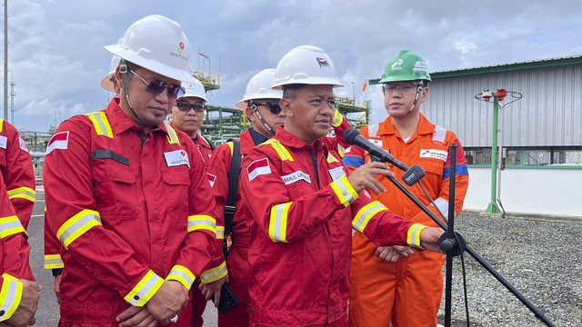 Menteri ESDM Bahlil Lahadalia saat ditemui usai kunjungan ke Onshore Receiving Facility (ORF) ENI Muara Bakau B.V Senipah, Kalimantan Timur, Rabu (30/4/2025). Foto: Fariza Rizky Ananda/kumparan