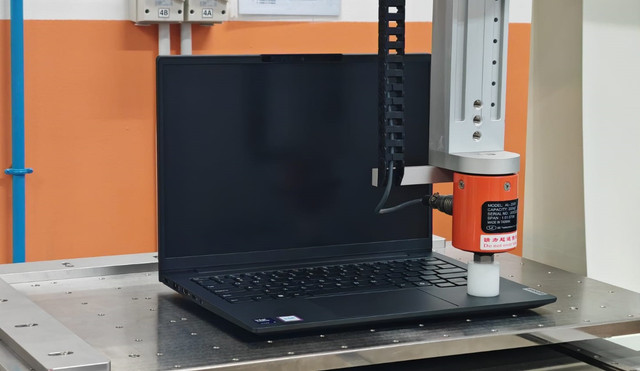 Uji ketahanan Lenovo K14 Gen 3 di laboratorium PT Sat Nusapersada, Batam. Foto: Habib Allbi Ferdian/kumparan