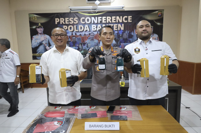 Polisi menunjukkan barang bukti BBM oplosan di SPBU di Banten. Foto: Istimewa