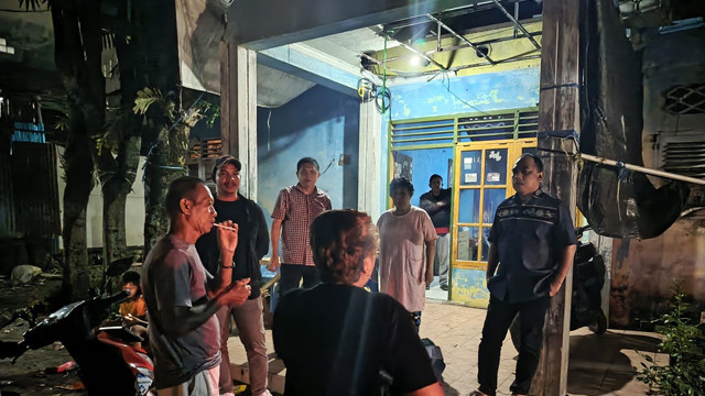Bupati Bolaang Mongondow, Yusra Alhabsyi (kanan) saat melakukan peninjauan aset berupa bangunan asrama di Kota Manado, Sulawesi Utara.