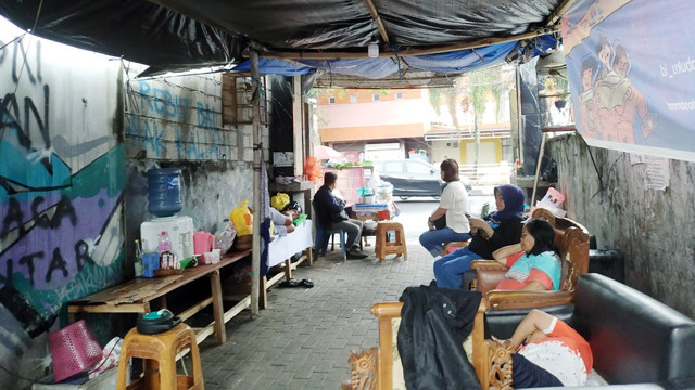 Warga Pondol Keraton yang memilih bertahan tinggal di antara puing-puing rumah mereka yang digusur pekan lalu.