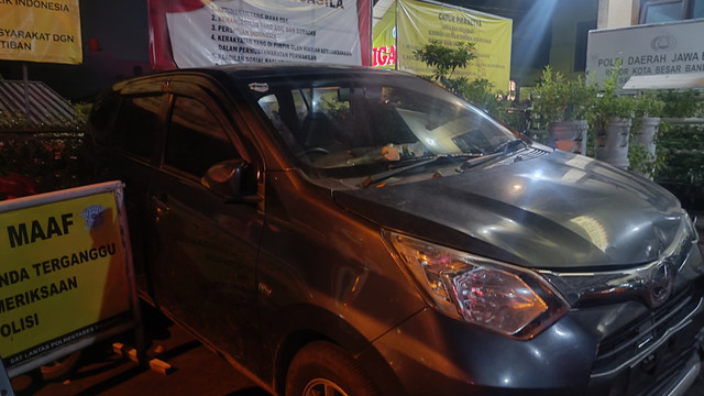 Mobil yang dibawa kabur 2 bocah bersaudara dari Bandung ke Cianjur diamankan di Mapolsek Cicendo. Foto: Robby Bouceu/kumparan