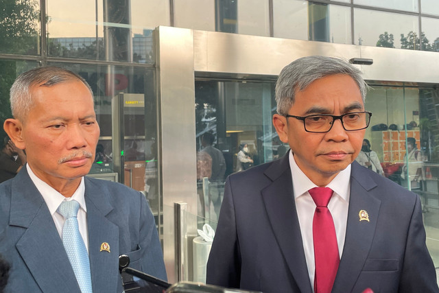 Ketua KPK Setyo Budiyanto (kanan) dan Wakil Ketua KPK Ibnu Basuki Widodo (kiri) saat ditemui wartawan usai pertemuan dengan ICAC Hongkong, di Gedung Merah Putih KPK, Jakarta, Rabu (30/4/2025). Foto: Fadhil Pramudya/kumparan