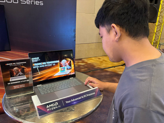 Mahasiswa di Palembang saat melihat teknologi global Advanced Micro Devices (AMD) Ryzen™ AI 300 Series. Foto : Abdullah Toriq