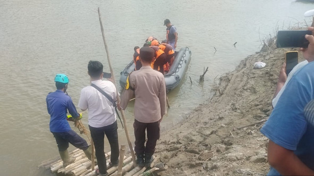 Tim SAR Gabungan saat mengevakuasi mayat yang ditemukan di aliran Sungai Bengawan Solo turut wilayah Desa Tembeling, Kecamatan Kasiman, Kabupaten Bojonegoro, Jawa Timur. Rabu (30/04/2025). (Aset: Istimewa)