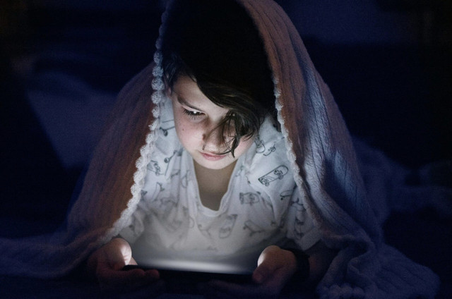 “Seorang anak sedang bermain gadget”. sumber foto – pexels.