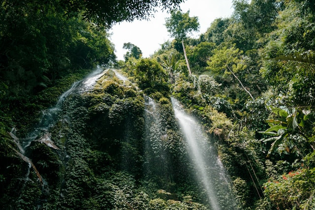 Air Terjun Dua Warna Sibolangit. Foto hanyalah ilustrasi, bukan tempat yang sebenarnya. Sumber: Unsplash/Job Savelsberg