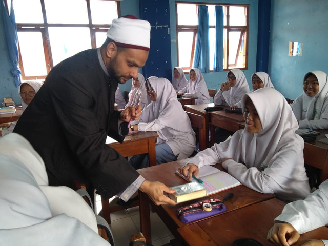 Guru bukan sekedar pengajar, tapi memberikan bekal kehidupan bagi siswanya [foto : author]
