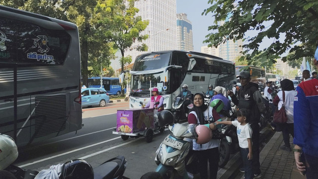 Sejumlah buruh tiba saat memperingati Hari Buruh di kawasan Monas, Jakarta, Kamis (1/5/2025). Foto: Luthfi Humam/kumparan