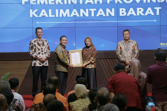 Gubernur Kalbar, Ria Norsan sedang menerima piagan di Jakarta. Foto: Adpim Prov Kalbar