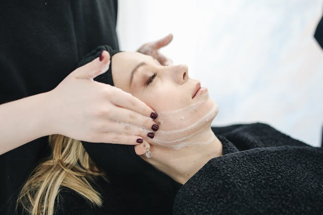 Ilustrasi moisturizer skintific untuk kulit berminyak. Sumber: www.pexels.com
