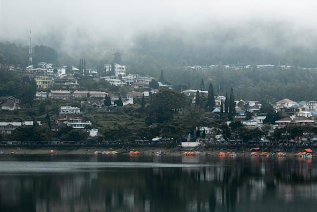 Wisata di Magetan yang Lagi Hits 2025. Foto Telaga Sarangan. Sumber: unsplash.com/Ilham Abitama