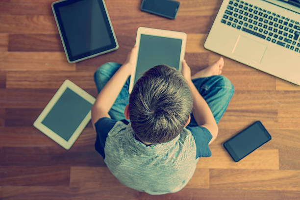Ilustrasi Anak Generasi Alpha Dengan Gadget nya Sumber : https://www.istockphoto.com/id/foto/anak-kecil-menggunakan-tablet-duduk-di-lantai-kayu-tablet-digital-gm543188948-97415767