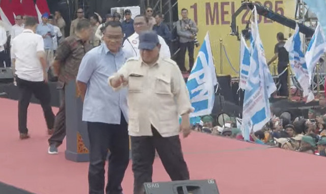 Presiden Republik Indonesia Prabowo Subianto menyapa para elemen buruh saat May Day 2025 di kawasan Monas, Jakarta, Kamis (1/5/2025). Foto: Youtube/Sekretariat Presiden