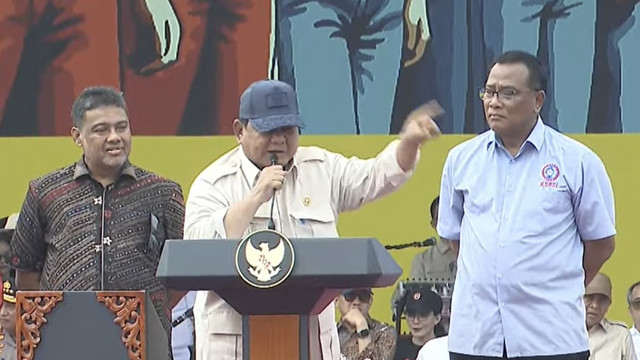 Presiden Republik Indonesia Prabowo Subianto menyampaikan pidato saat May Day 2025 di kawasan Monas, Jakarta, Kamis (1/5/2025). Foto: YouTube/Sekretariat Presiden