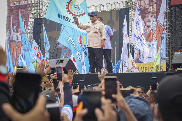 Presiden Republik Indonesia Prabowo Subianto menyapa buruh saat memperingati May Day 2025 di kawasan Monas, Jakarta, Kamis (1/5/2025). Foto: Iqbal Firdaus/kumparan