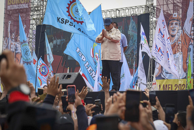 Presiden Republik Indonesia Prabowo Subianto menyapa buruh saat memperingati May Day 2025 di kawasan Monas, Jakarta, Kamis (1/5/2025). Foto: Iqbal Firdaus/kumparan