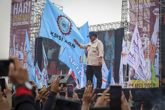 Presiden Republik Indonesia Prabowo Subianto menyapa buruh saat memperingati May Day 2025 di kawasan Monas, Jakarta, Kamis (1/5/2025). Foto: Iqbal Firdaus/kumparan