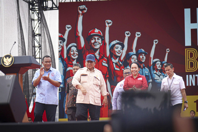 Presiden Republik Indonesia Prabowo Subianto menyapa buruh saat memperingati May Day 2025 di kawasan Monas, Jakarta, Kamis (1/5/2025). Foto: Iqbal Firdaus/kumparan