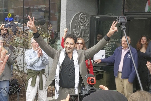 Mahasiswa Universitas Columbia Mohsen Mahdawi meninggalkan gedung pengadilan federal setelah dibebaskan dengan jaminan, di Burlington, Vermont, AS, Rabu (30/4/2025). Foto: Socialism and Liberation/Handout via REUTERS