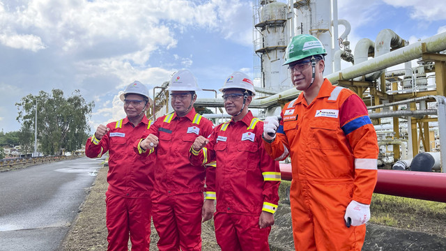 Menteri ESDM Bahlil Lahadalia saat mengunjungi Lapangan Senipah-Peciko-South Mahakam (SPS) milik PT Pertamina Hulu Mahakam (PHM), Rabu (30/4/2025). Foto: Fariza Rizky Ananda/kumparan