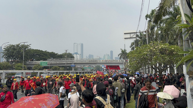 Buruh dari sejumlah elemen mengikuti aksi May Day di depan Kompleks Parlemen, Senayan, Jakarta, Kamis (1/5/2025). Foto: Abid Raihan/kumparan