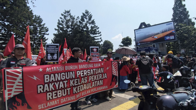 Poster yang dibawa massa dari berbagai elemen buruh saat mengikuti aksi May Day 2025 di Taman Cikapayang, Bandung, Kamis (1/5/2025). Foto: Robby Bouceu/kumparan
