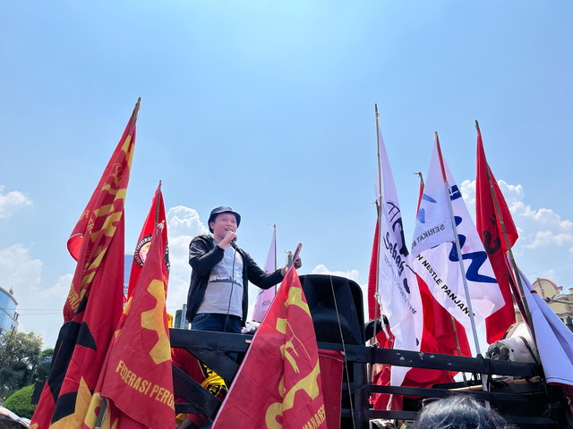 Ketua Aliansi Jurnalis Independen (AJI) Kota Bandar Lampung, Dian Wahyu Kusuma saat menyampaikan orasi pada aksi damai Peringatan Hari Buruh Internasional (May Day) 2025 | Foto : Eka Febriani / Lampung Geh