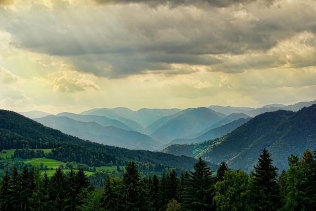 Bukit Sikendil. Foto hanya ilustrasi, bukan tempat yang sebenarnya. Sumber: Pixabay/Schwoaze