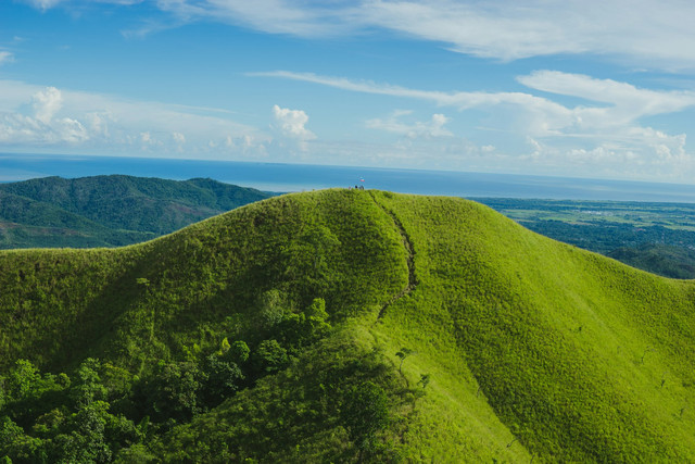 Bukit Simarjarunjung. Foto hanya sebagai ilustrasi bukit, bukan tempat sebenarnya. Sumber foto: Unsplash-Traworld Official