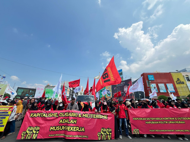 Ratusan buruh di Lampung menggelar aksi unjuk rasa dalam memperingati Hari Buruh Internasional atau May Day 2025 | Foto : Eka Febriani / Lampung Geh