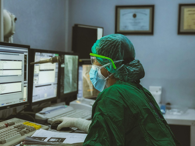 Profesi Ners Berapa Tahun. Foto Hanya Ilustrasi, Bukan Sebenarnya. Sumber Unsplash Irwan