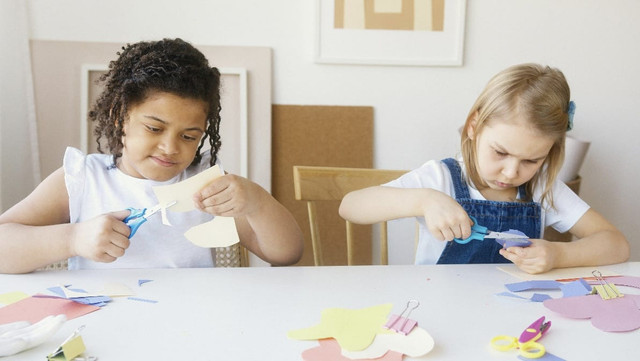 "Anak-anak sedang menggunting kertas". Sumber Foto - Pexels.
