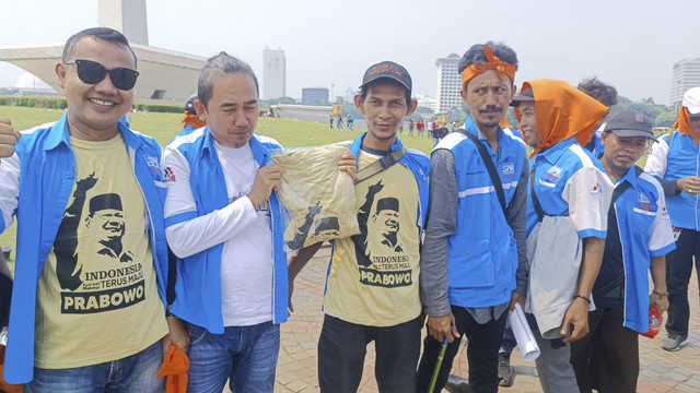 Rombongan buruh dari PT Nikomas Gemilang yang tergabung dalam Serikat Pekerja Nasional (SPN), saat perayaan May Day 2025 di Monumen Nasional, Jakarta, Kamis (1/5/2025). Foto: Thomas Bosco/kumparan