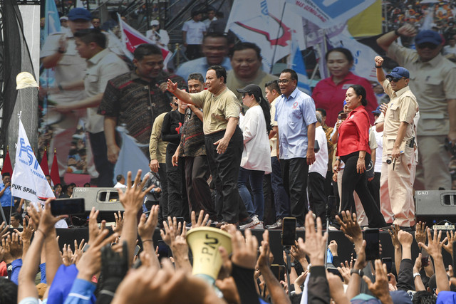 Presiden Prabowo Subianto melempar topi usai menyampaikan pidatonya pada perayaan Hari Buruh Internasional 2025 di kawasan Monas, Jakarta, Kamis (1/5/2025). Foto: Muhammad Adimaja/ANTARA FOTO