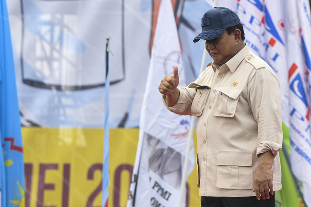 Presiden Republik Indonesia Prabowo Subianto menyapa buruh saat May Day 2025 di kawasan Monas, Jakarta, Kamis (1/5/2025). Foto: Muhammad Adimaja/ANTARA FOTO